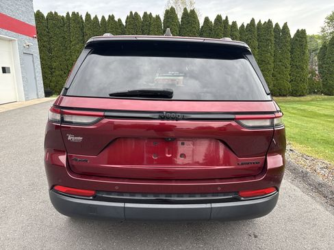 Used 2023 Jeep Grand Cherokee Limited w/ Black Appearance Package AWD/4WD image 4