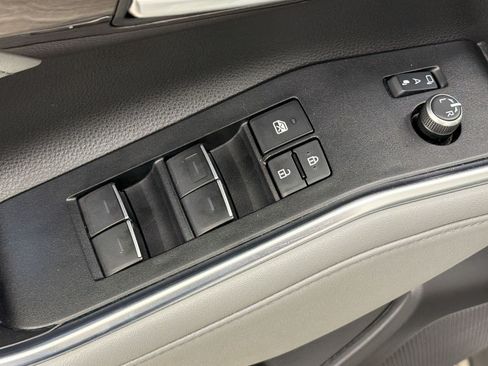 Used 2023 Toyota Highlander Platinum FWD image 30