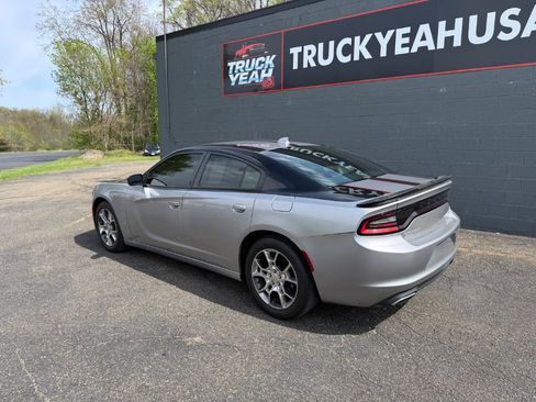 Used 2016 Dodge Charger SXT image 3