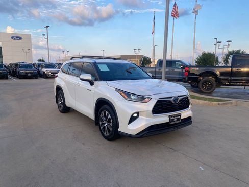 Used 2021 Toyota Highlander XLE FWD image 8