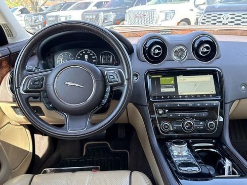 Used 2018 Jaguar XJ R-Sport image 15