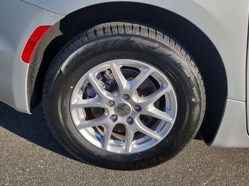 Used 2023 Chrysler Pacifica Touring-L image 5