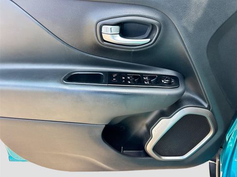 Used 2022 Jeep Renegade Latitude AWD/4WD image 18