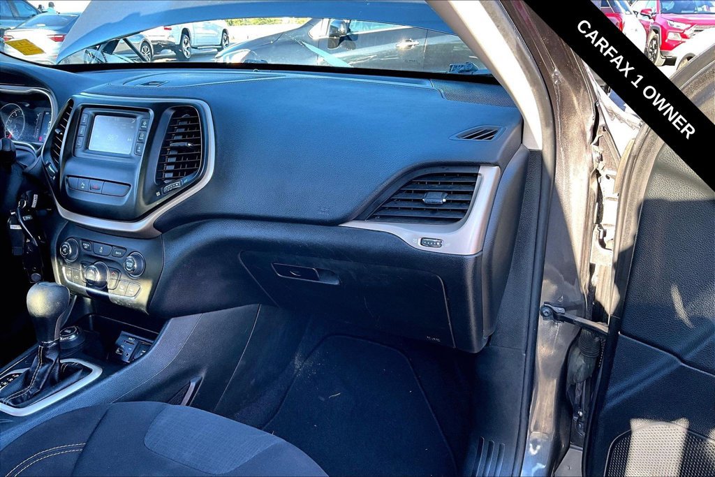 Used 2016 Jeep Cherokee Latitude w/ Safety/Convenience Group AWD/4WD image 25