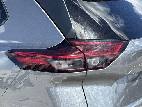 Used 2023 Nissan Rogue SV image 7