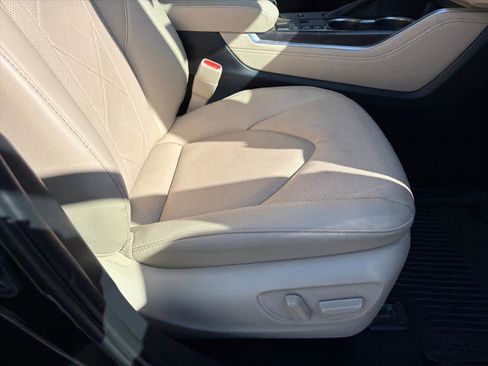 Used 2024 Toyota Highlander Platinum image 6