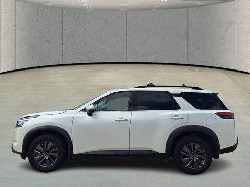 Used 2024 Nissan Pathfinder SV image 8
