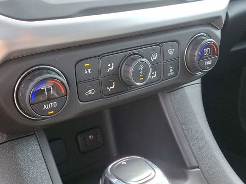 Certified 2018 GMC Acadia SLE image 16