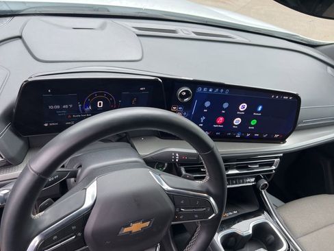 Used 2025 Chevrolet Traverse LT image 13