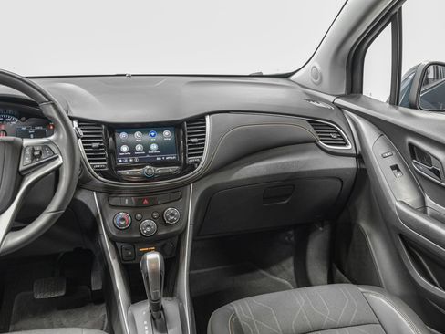 Used 2022 Chevrolet Trax LT w/ LT Convenience Package image 32