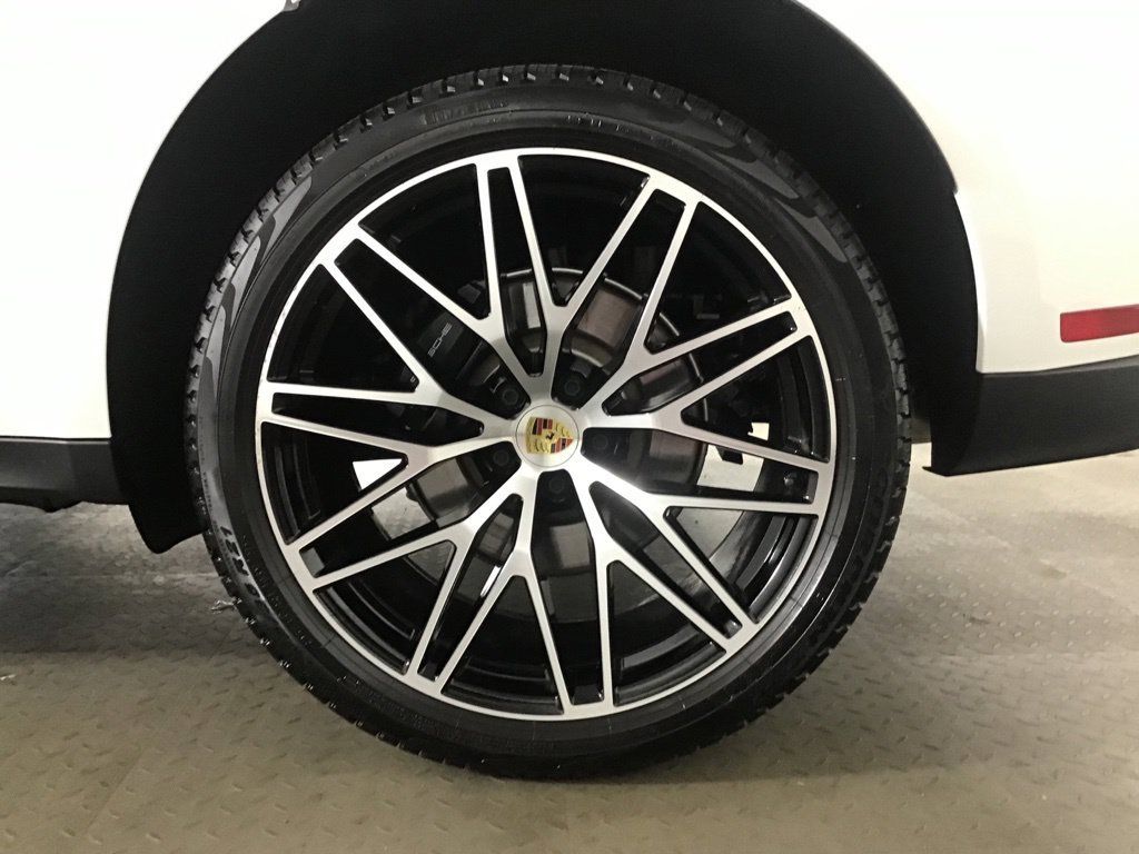 Certified 2026 Porsche Macan AWD/4WD image 12