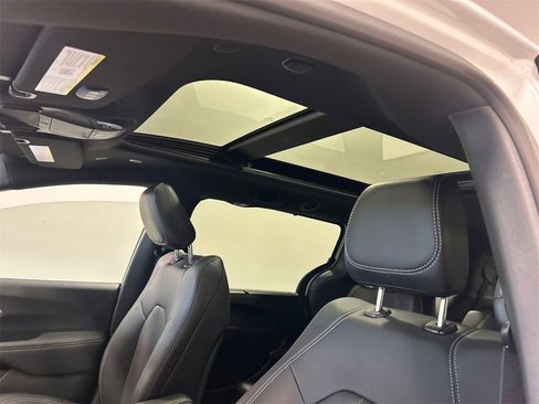 New 2026 Chrysler Pacifica Select image 26