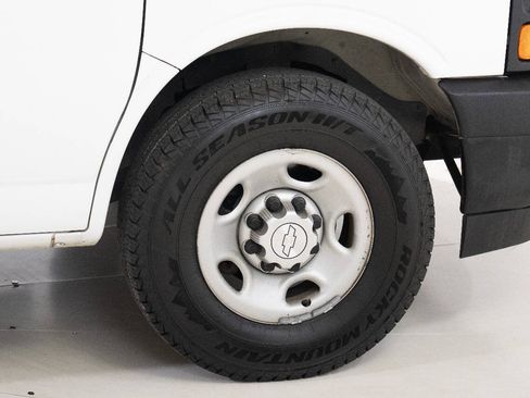Used 2017 Chevrolet Express 2500 RWD image 60