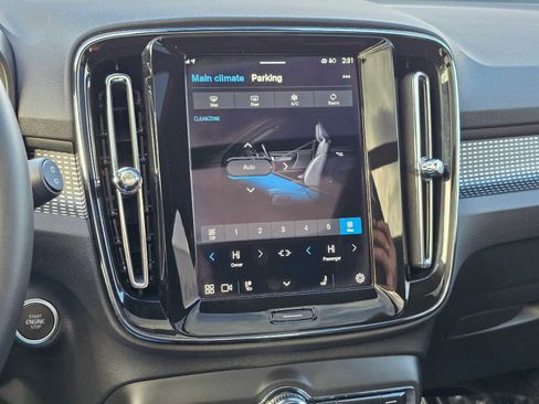 Used 2025 Volvo XC40 B5 Plus image 25