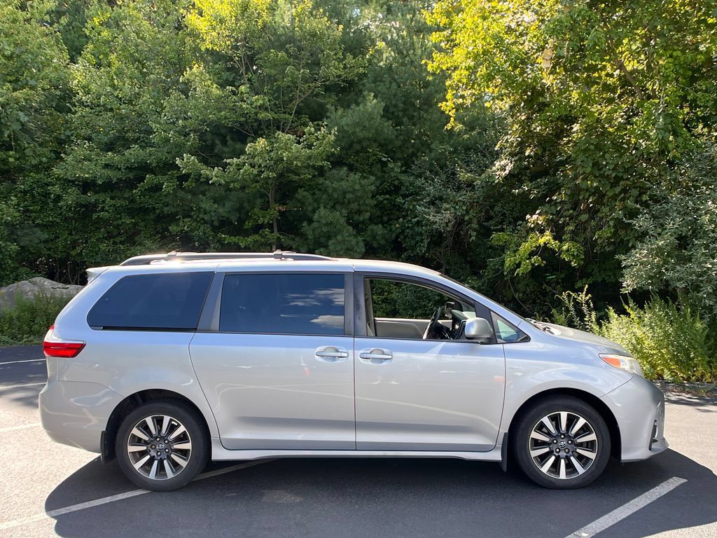 Used 2018 Toyota Sienna LE AWD/4WD image 32