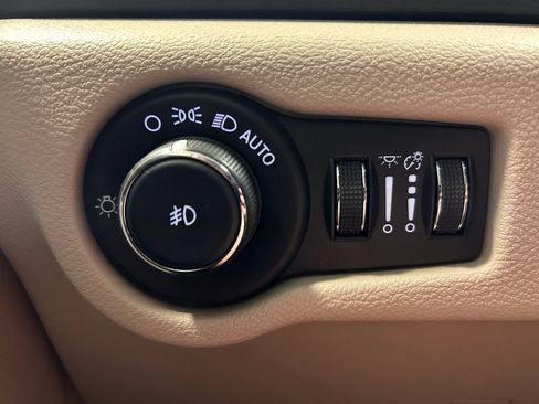 Used 2023 Chrysler Pacifica Touring-L FWD image 8