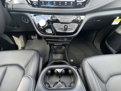 New 2026 Chrysler Pacifica Select image 3