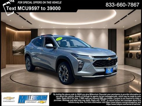 Used 2024 Chevrolet Trax LT w/ Driver Confidence Package FWD image 1