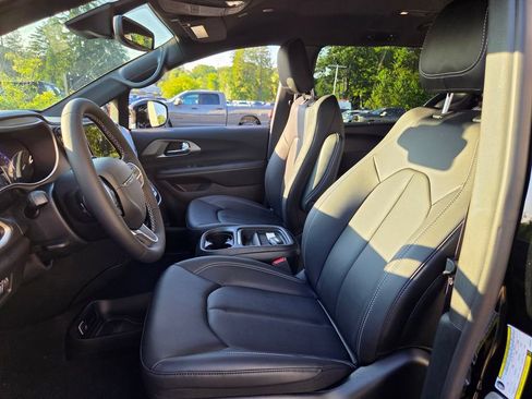 New 2027 Chrysler Pacifica Select AWD/4WD image 24