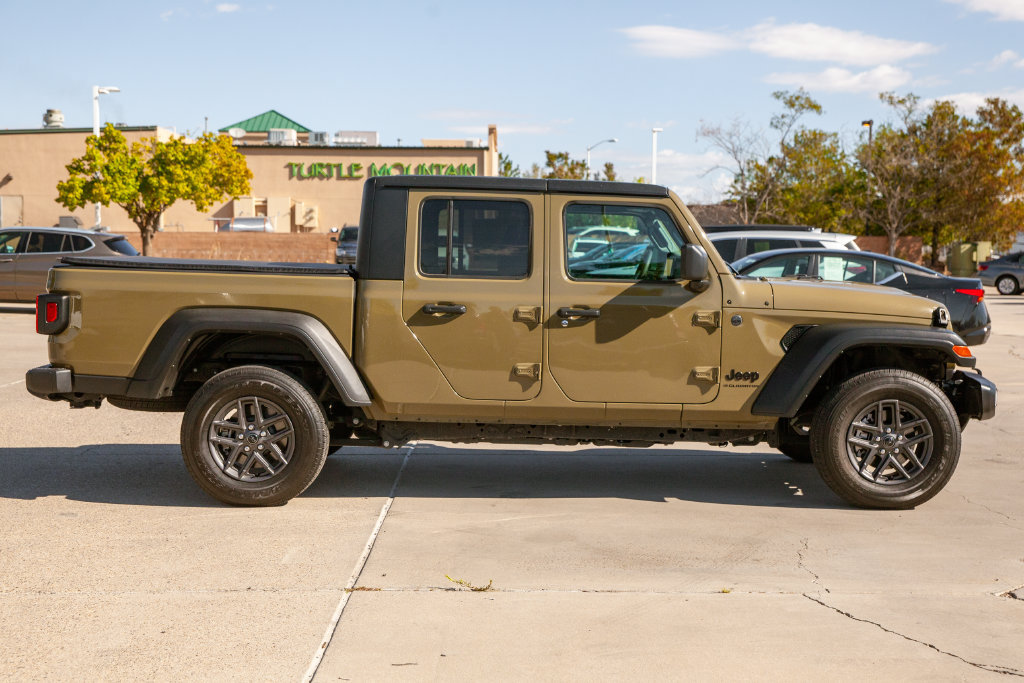 Used 2025 Jeep Gladiator Sport AWD/4WD image 4
