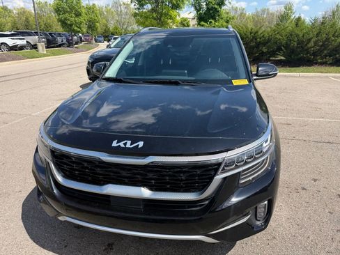 Used 2023 Kia Seltos SX w/ SX Sunroof Package AWD/4WD image 2