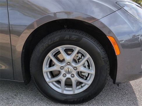 Certified 2021 Chrysler Voyager Lxi image 10