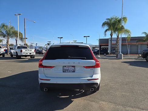 Used 2021 Volvo XC60 T5 Momentum w/ Premium Package image 8