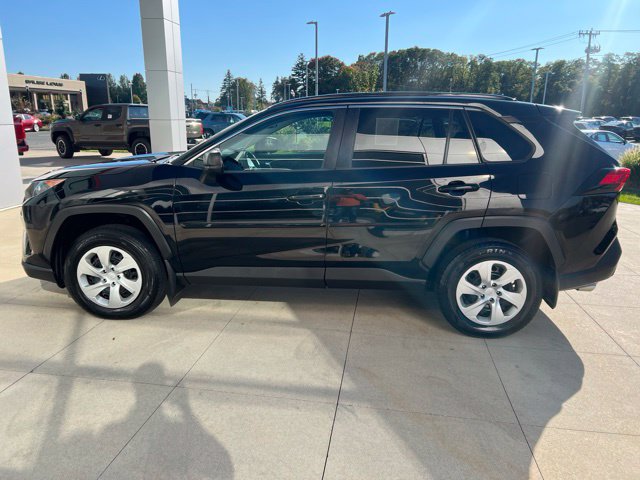 Used 2021 Toyota RAV4 LE AWD/4WD image 4