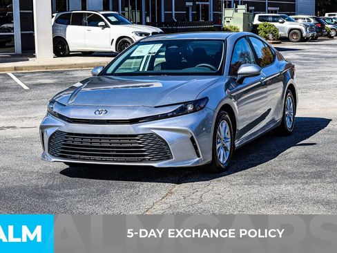 Used 2025 Toyota Camry LE image 4