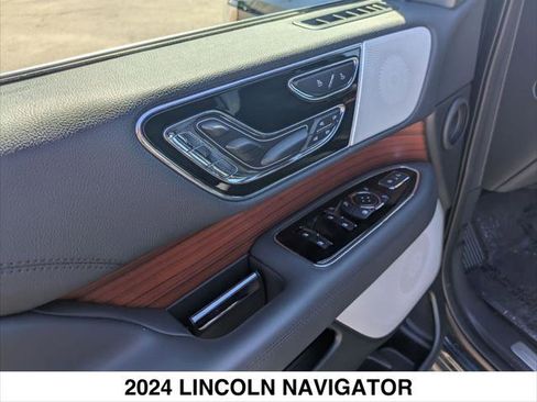 Used 2024 Lincoln Navigator Reserve image 11