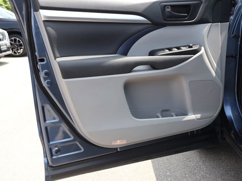 Used 2019 Toyota Highlander LE FWD image 38