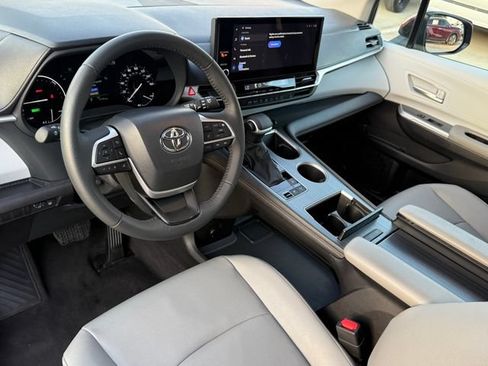 Used 2026 Toyota Sienna XLE FWD image 11
