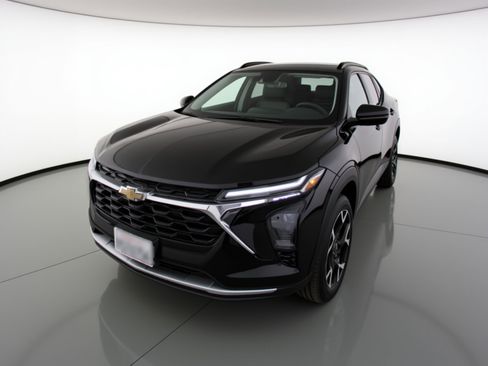 Used 2025 Chevrolet Trax LT FWD image 3