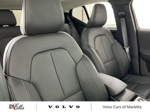 Used 2025 Volvo XC40 B5 Plus image 24