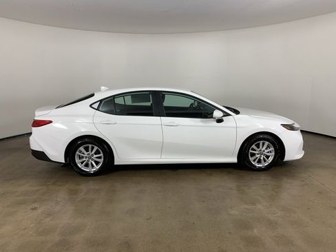 Used 2025 Toyota Camry LE image 5