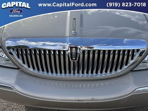 Used 2004 Lincoln Town Car Signature image 10