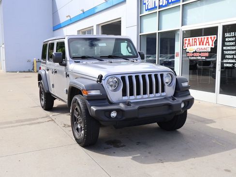 Used 2018 Jeep Wrangler Unlimited Sport AWD/4WD image 2