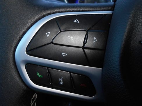 Used 2024 Chrysler Pacifica Touring-L FWD image 18