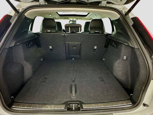 Used 2025 Volvo XC40 B5 Plus image 30