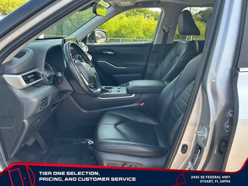 Used 2023 Toyota Highlander XLE FWD image 11