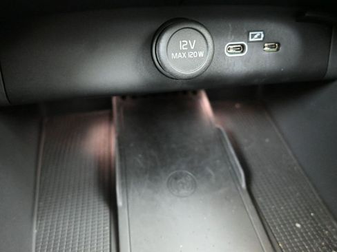 Certified 2025 Volvo XC40 B5 Core image 33