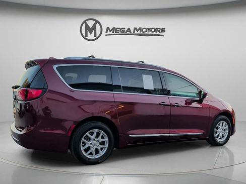 Used 2020 Chrysler Pacifica Touring-L image 8