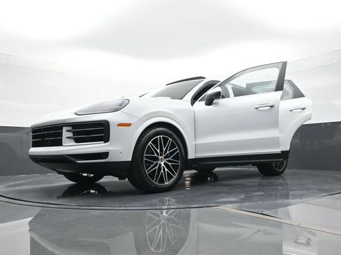 Certified 2025 Porsche Cayenne AWD/4WD image 27