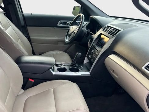 Used 2014 Ford Explorer XLT w/ Equipment Group 202A AWD/4WD image 14