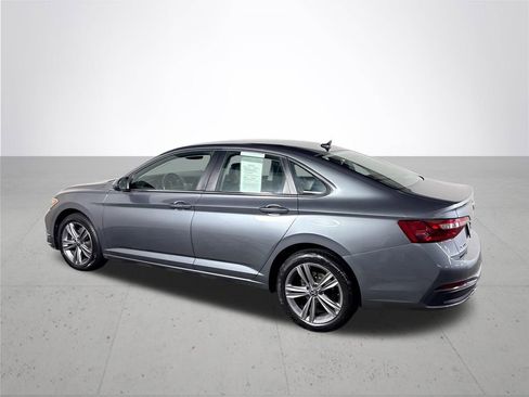 Used 2024 Volkswagen Jetta SE FWD image 8