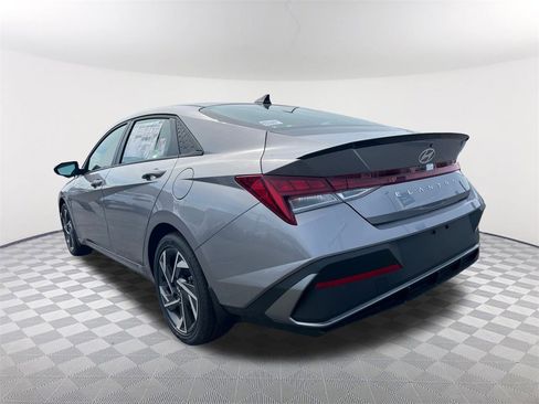 Used 2025 Hyundai Elantra SEL image 7
