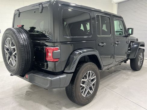 Used 2024 Jeep Wrangler Sahara image 8