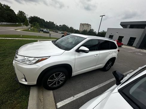 Used 2017 Toyota Highlander XLE AWD/4WD image 4