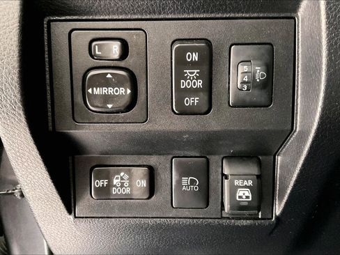 Used 2021 Toyota Tundra Limited w/ Limited Premium Package AWD/4WD image 29
