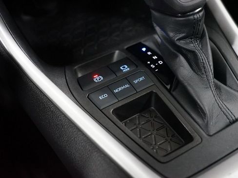 Used 2022 Toyota RAV4 LE image 21